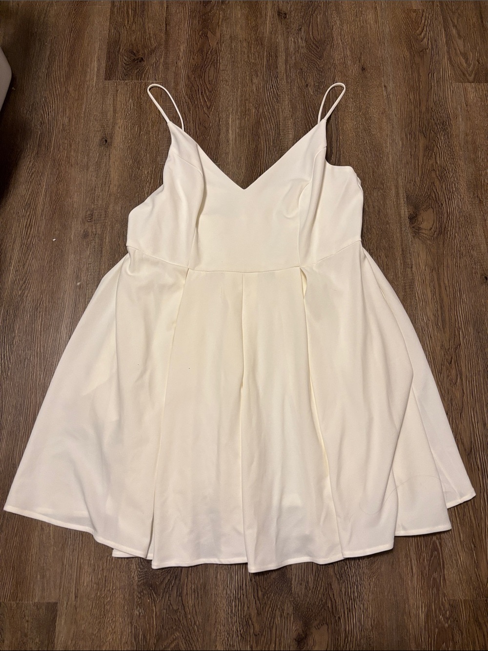 women’s white flowy dress